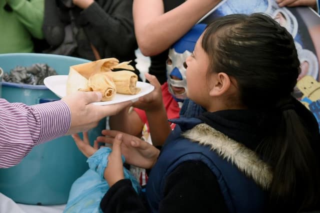 Imagen ilustrativa de una niña comiendo tamales en México. (ALFREDO ESTRELLA/AFP a través de Getty Images)