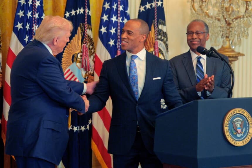 HUD anuncia norma que prohibiría a inmigrantes ilegales y “estafadores” acceder a vivienda pública