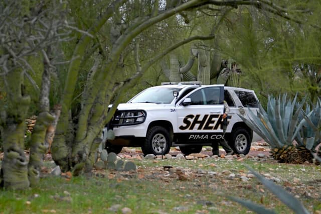 Un agente del sheriff del condado de Pima vigila la residencia de Nancy Guthrie en Tucson, Arizona, el 13 de febrero de 2026. (Brandon Bell/Getty Images).