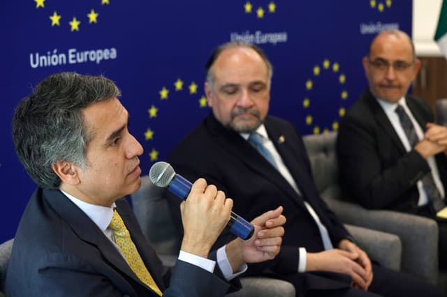 El embajador de la Unión Europea en México, Francisco André (i), habla en una rueda de prensa este miércoles, en Ciudad de México (México) el 18 de febrero de 2026. La Unión Europea (UE) confía en firmar antes de junio próximo el acuerdo global modernizado con México y asegura que ambas partes trabajan con el triple de la velocidad para completar los trámites diplomáticos y políticos que requiere la firma, dijo André. (EFE/ Sáshenka Gutiérrez)