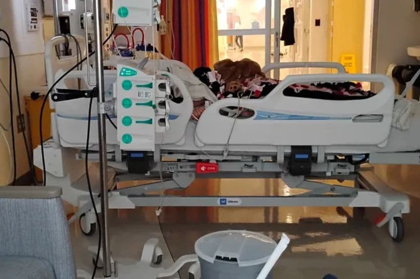 La pequeña McKenna en un cuarto de hospital. (Crédito: GoFundMe)