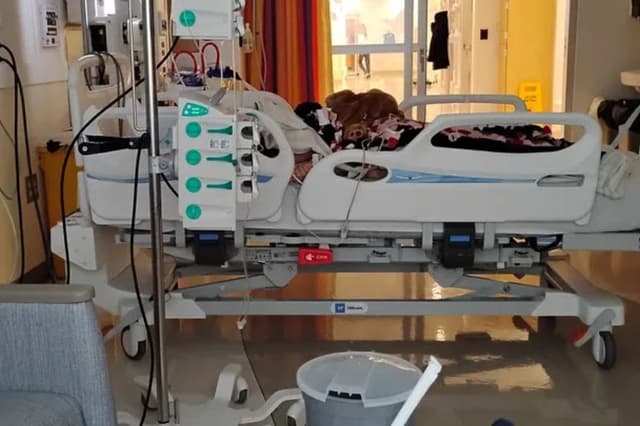 La pequeña McKenna en un cuarto de hospital. (Crédito: GoFundMe)