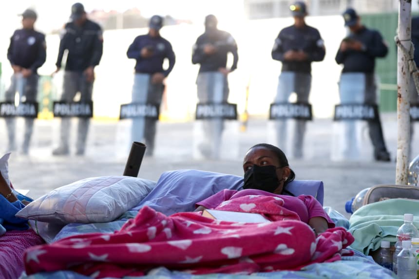 Una mujer permanece en huelga de hambre este miércoles 18 de febrero de 2026, frente al comando de la Policía Nacional Bolivariana (PNB) conocido como Zona 7, en Caracas (Venezuela). Un grupo de familiares de presos políticos en Venezuela, que ya cumplen más de 100 horas en huelga de hambre, exigieron al presidente del Parlamento, el chavista Jorge Rodríguez, que cumpla con su promesa de que "todos" estos detenidos serían liberados una vez se aprobara la ley de amnistía, que fue aplazada al haber diferencias en un artículo. (EFE/ Ronald Pena R.)