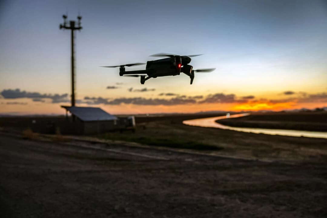 Un dron DJI Mavic 3 sobrevuela una torre de vigilancia del gobierno estadounidense cerca de la frontera entre Estados Unidos y México en Yuma, Arizona, el 27 de septiembre de 2022. (John Moore/Getty Images)
