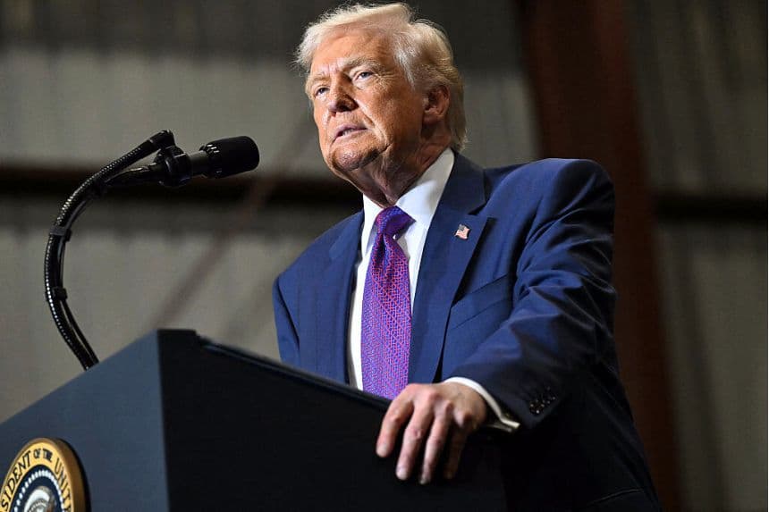 El presidente de los Estados Unidos, Donald Trump, pronuncia un discurso sobre la economía en la fábrica de Coosa Steel Corporation en Rome, Georgia, el 19 de febrero de 2026. (SAUL LOEB / AFP a través de Getty Images)