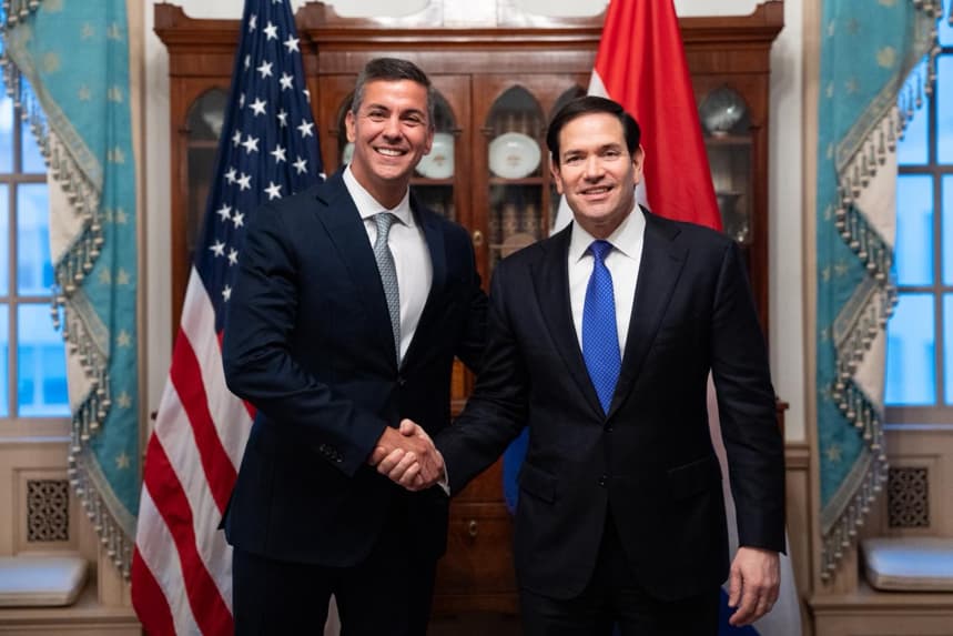 Fotografía cedida por la Presidencia de Paraguay que muestra al presidente de Paraguay, Santiago Peña (i), posando junto al secretario de Estado de Estados Unidos, Marco Rubio, durante un encuentro este jueves, en Washington (EE.UU.). Peña abordó los "desafíos de la región", como el comercio, la migración y la seguridad, con Rubio durante un encuentro como parte de su visita a Washington, donde también conversó con el ex primer ministro británico Tony Blair. (EFE/ Presidencia de Paraguay).