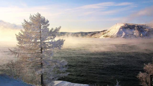 Tragedia en Rusia: Microbús con 9 ocupantes se hunde en el hielo del lago Baikal