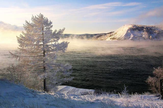 Tragedia en Rusia: Microbús con 9 ocupantes se hunde en el hielo del lago Baikal