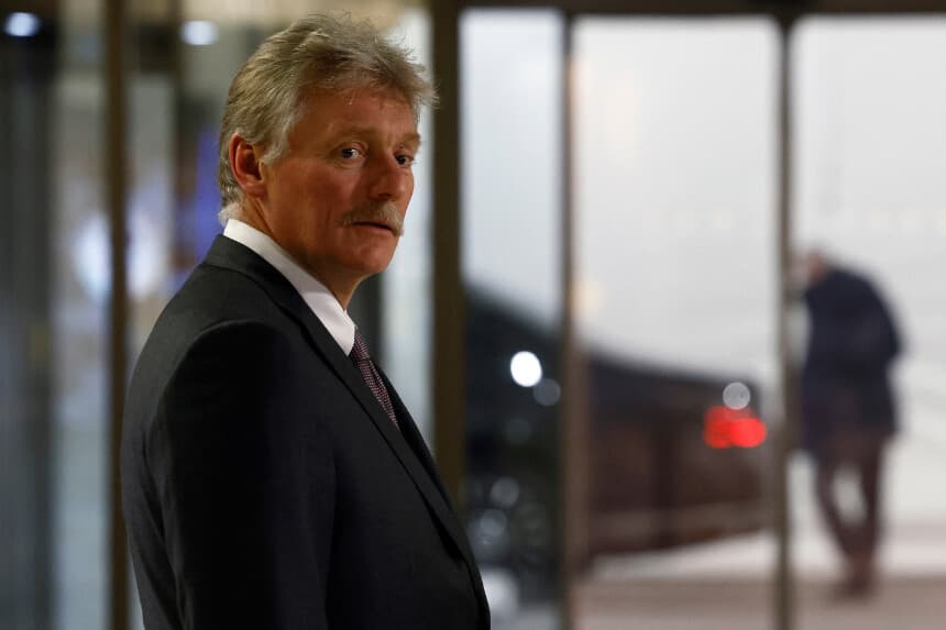 El portavoz del Kremlin, Dmitry Peskov, observa mientras el presidente ruso, Vladimir Putin, se reúne con miembros de los medios de comunicación tras dirigirse a los participantes del Foro de Inversión VTB “Russia Calling!” en Moscú, el 2 de diciembre de 2025. (Foto de SERGEI ILNITSKY / POOL / AFP a través de Getty Images).