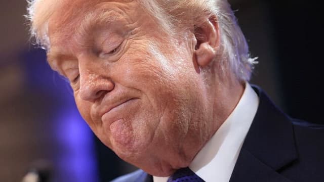 Trump firma orden para imponer aranceles globales del 10 % tras sentencia de la Corte Suprema