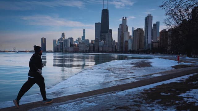 Sin dudar, salta al lago congelado y salva a una bebé de 8 meses