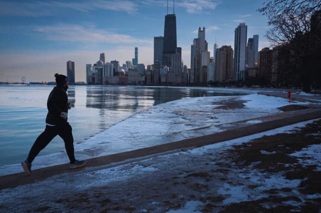 Un corredor corre por la orilla del lago Michigan mientras las temperaturas bajan a un solo dígito el 17 de febrero de 2025 en Chicago, Illinois. (Scott Olson/Getty Images)