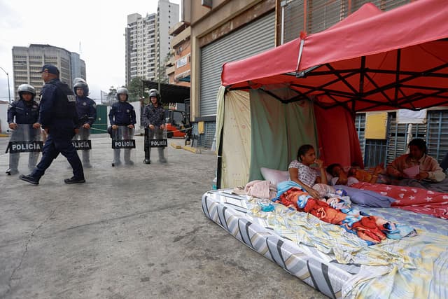 Familiares de presos políticos, quienes realizaron una huelga de hambre de casi una semana que finalizó la víspera, permanecen afuera de la prisión de la Zona 7 de la Policía Nacional Bolivariana (PNB) en Caracas el 20 de febrero de 2026. El 19 de febrero, la Asamblea Nacional de Venezuela aprobó por unanimidad una esperada ley de amnistía que podría liberar a cientos de presos políticos encarcelados por ser detractores del gobierno. (Foto de Pedro MATTEY / AFP vía Getty Images)