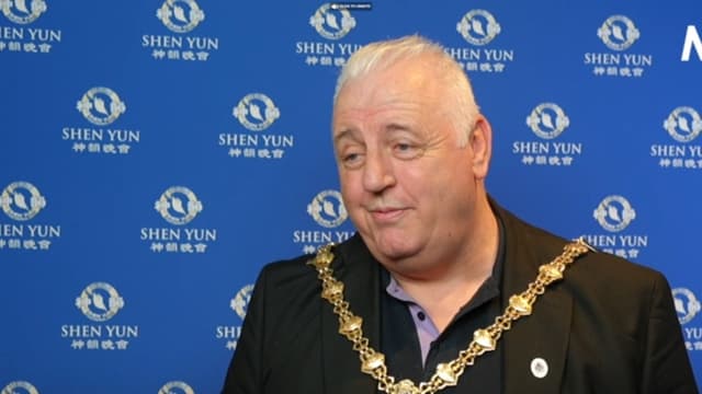Alcalde de Stoke-on-Trent agradece a Shen Yun por una actuación "estimulante"