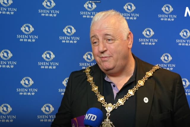 El alcalde de Stoke-on-Trent, Steve Watkins, se encontraba entre el público el 18 de febrero en la gira de Shen Yun Performing Arts por el Reino Unido. (Captura de pantalla de NTD)