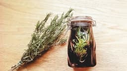 Cómo preparar vino de romero para levantar el ánimo y cuidar la salud del corazón