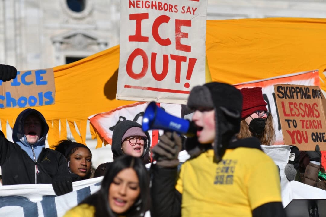 Estudiantes de secundaria se reúnen para una protesta contra el ICE frente al Capitolio estatal en St. Paul, Minnesota, el 14 de enero de 2026. (Octavio Jonees/AFP vía Getty Images)