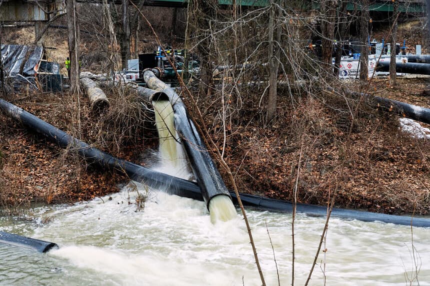 Las aguas residuales sin tratar fluyen desde una tubería de drenaje hacia el canal C&O, cerca de Cabin John, Maryland, el 18 de febrero de 2026, después de que 243 millones de galones de aguas residuales se vertieran en el río Potomac. El hedor llegó a la Casa Blanca: una importante fuga de aguas residuales cerca de Washington está provocando un enfrentamiento entre el presidente Donald Trump y el gobernador de Maryland, Wes Moore, del Partido Demócrata. Hace un mes, una tubería que transportaba aguas residuales desde la capital de Estados Unidos y partes de los estados vecinos de Maryland y Virginia se rompió, vertiendo cientos de millones de litros de residuos en el río Potomac. (ANDREW CABALLERO-REYNOLDS / AFP a través de Getty Images)