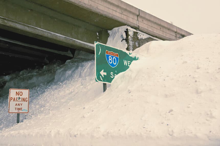 La nieve se acumula bajo la I-80 tras una fuerte tormenta en las montañas de Sierra Nevada el 4 de marzo de 2024, cerca de Soda Springs, California. (Foto de Mario Tama/Getty Images)