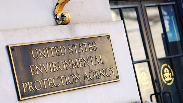 Gobierno de Trump mantiene plan de 10 años para retirar tuberías de plomo