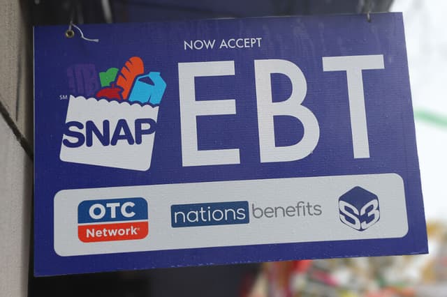 El 30 de octubre de 2025, se muestra un cartel de EBT en la ventana de una tienda de comestibles en el barrio de Flatbush, en el distrito de Brooklyn, en la ciudad de Nueva York. (Michael M. Santiago/Getty Images)