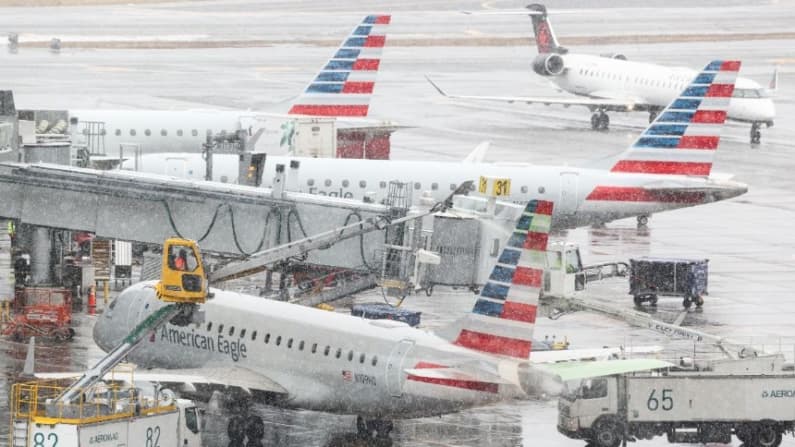 Más de 7000 vuelos cancelados mientras la tormenta Nor'Easter se acerca a la costa este