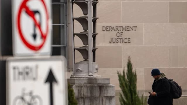 Departamento de Justicia solicita revocación de la ciudadanía de exalcalde por presunto fraude