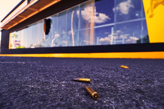 Casquillos de bala yacen en el suelo fuera de un centro comercial el 22 de febrero de 2026 en Guadalajara, México. Desde primera hora de la mañana se registraron bloqueos de carreteras e incendios de vehículos en varias partes de México. La Secretaría de Defensa Nacional de México confirmó que, durante una operación de seguridad en Tapalpa, Jalisco, Nemesio Oseguera Cervantes, conocido como "El Mencho", líder del Cártel Jalisco Nueva Generación, fue abatido junto con otros cuatro miembros. Tres soldados mexicanos resultaron heridos durante la operación. (Carlos Zepeda/Getty Images)