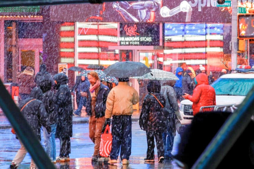 La gente camina por Times Square mientras cae la nieve durante una tormenta invernal en la ciudad de Nueva York, Estados Unidos, el 22 de febrero de 2026. (Eduardo Muñoz/Reuters).