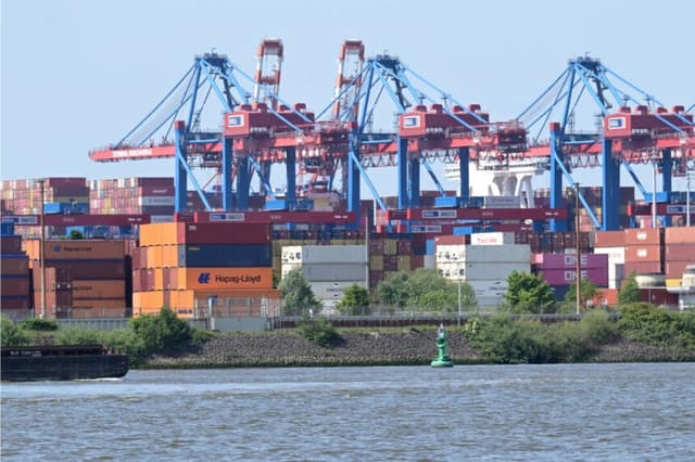 Los contenedores de carga esperan ser cargados mediante grúas en buques portacontenedores en la terminal de contenedores de Burchardkai en el puerto de Hamburgo, en el norte de Alemania, el 3 de junio de 2025. ( Fabian Bimmer/AFP via Getty Images)