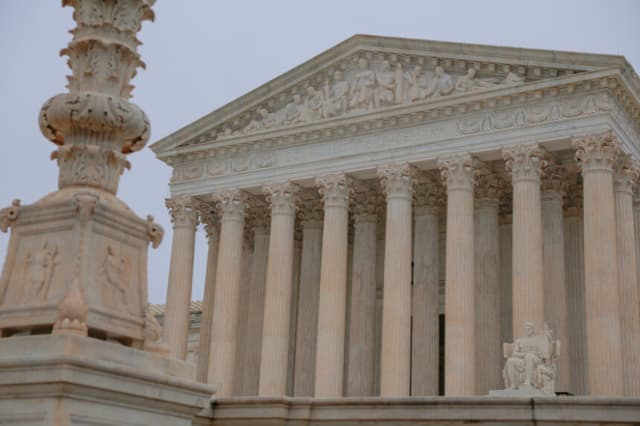 WASHINGTON, DC - 20 DE FEBRERO: La Corte Suprema de los Estados Unidos, vista el 20 de febrero de 2026 en Washington, DC. La Corte Suprema falló en contra de la legalidad de los aranceles del presidente Trump en una sentencia de 6 a 3 redactada por el presidente conservador de la Corte Suprema, John Roberts. (Foto de Heather Diehl/Getty Images).
