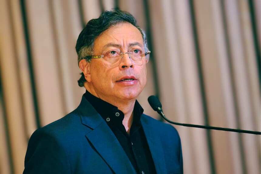 El presidente colombiano Gustavo Petro habla durante una reunión con miembros de la diáspora colombiana en la Biblioteca Martin Luther King Jr. Memorial Library en Washington, DC, el 5 de febrero de 2026. (Oliver Contreras / AFP vía Getty Images)