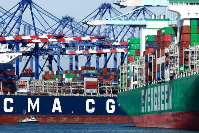 LOS ÁNGELES, CALIFORNIA - 20 DE FEBRERO: Grúas portuarias se alzan sobre buques portacontenedores cargados con contenedores en el puerto de Los Ángeles el 20 de febrero de 2026 en Los Ángeles, California. La Corte Suprema de Estados Unidos ha dictaminado que los aranceles de emergencia impuestos por el presidente Trump a la mayoría de los socios comerciales de Estados Unidos eran ilegales. (Foto de Mario Tama/Getty Images).