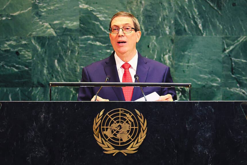 El ministro de Relaciones Exteriores de Cuba, Bruno Eduardo Rodríguez Parrilla, se dirige a la Asamblea General de las Naciones Unidas en la sede de la ONU en la ciudad de Nueva York el 27 de septiembre de 2025. (CHARLY TRIBALLEAU/AFP vía Getty Images)