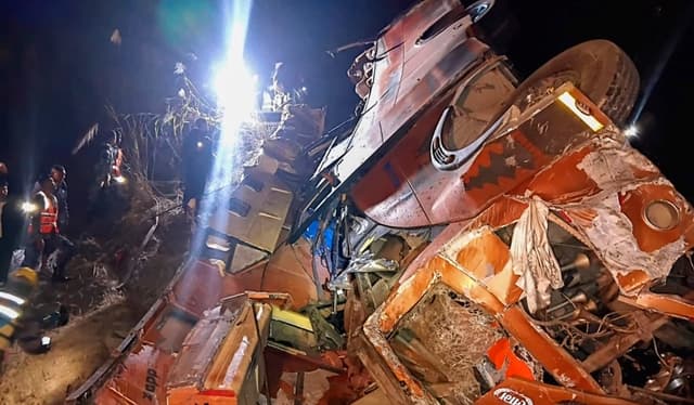 Al menos 19 turistas extranjeros mueren en accidente de autobús en Nepal