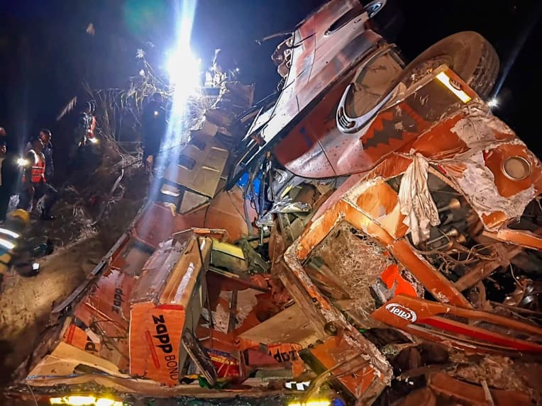 Fotografía cedida que muestra parte del rescate de heridos y muertos tras el accidente de un autobús en el distrito de Dhading, en Nepal. (EFE/EPA/ARMED POLICE FORCE HANDOUT HANDOUT)