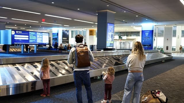 Cancelan más de 10,000 vuelos en todo Estados Unidos debido a una gran tormenta de nieve