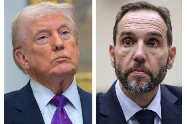 (D) El presidente de Estados Unidos, Donald Trump, asiste a un evento para anunciar la revocación de la Declaración de Peligro de 2009 en la Sala Roosevelt de la Casa Blanca el 12 de febrero de 2026 en Washington, DC. (Anna Moneymaker/Getty Images) (I) El exfiscal especial Jack Smith testifica durante una audiencia ante el Comité Judicial de la Cámara de Diputados en el edificio Rayburn House Office Building, en Capitol Hill, el 22 de enero de 2026, en Washington, DC. (Alex Wong/Getty Images)