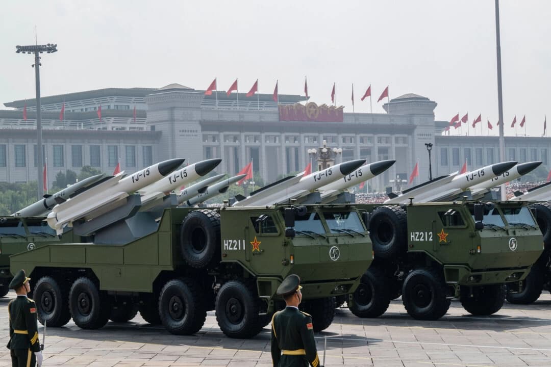 Lanzadores de misiles chinos durante un desfile militar que conmemora el 80.º aniversario del fin de la Segunda Guerra Mundial, en la Plaza de Tiananmén de Beijing, el 3 de septiembre de 2025. (Kevin Frayer/Getty Images)