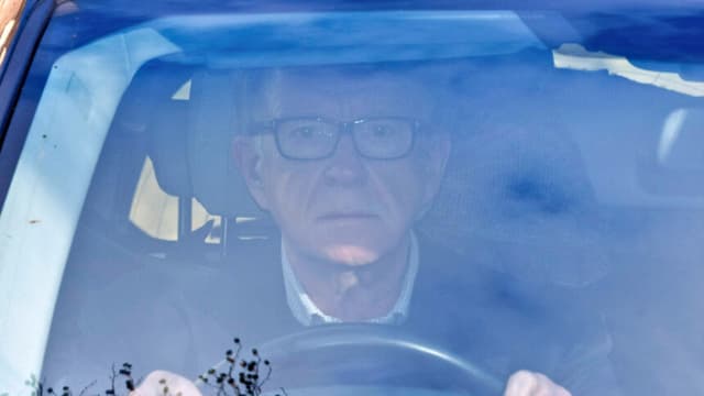 La policía detiene al exembajador británico tras las revelaciones sobre Epstein