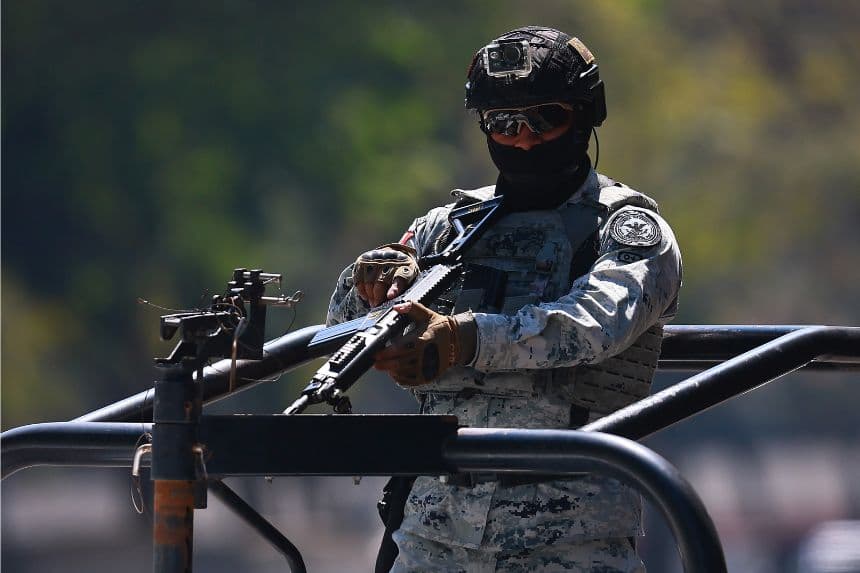 Un oficial de la Guardia Nacional vigila el exterior de la Fiscalía Especializada en Materia de Delincuencia Organizada el 23 de febrero de 2026 en Ciudad de México, México. (Manuel Velásquez/Getty Images)