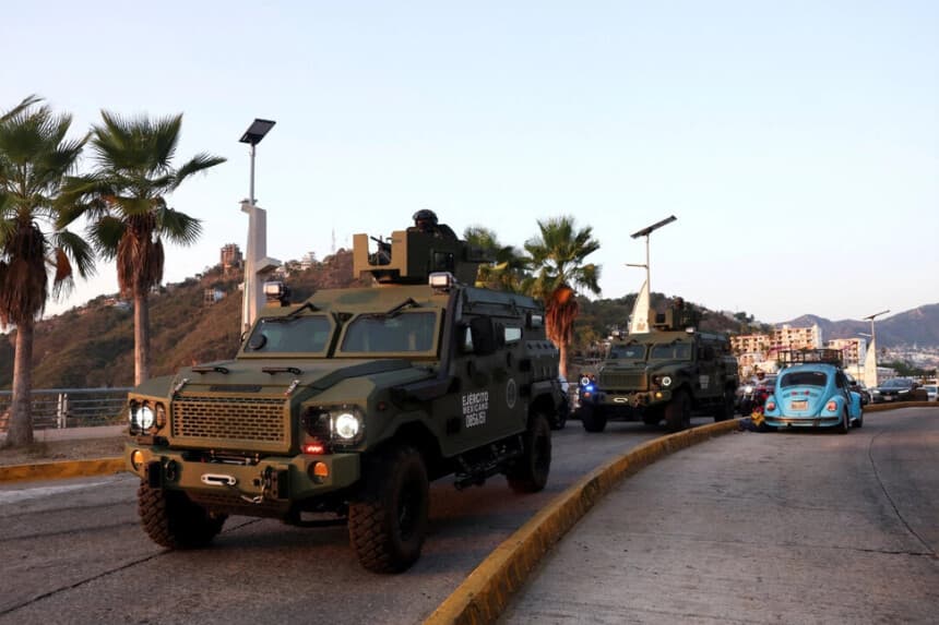 Soldados mexicanos patrullan en vehículos blindados en Acapulco después de que las autoridades reforzaran la seguridad tras los bloqueos de carreteras y los ataques incendiarios llevados a cabo por grupos del crimen organizado en varios estados, a raíz de una operación militar en la que, según una fuente gubernamental, el narcotraficante mexicano Nemesio Oseguera, conocido como “El Mencho” , fue abatido en el estado de Jalisco, en Acapulco, México, el 22 de febrero de 2026. (Henry Romero/Reuters).