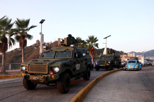 Soldados mexicanos patrullan en vehículos blindados en Acapulco después de que las autoridades reforzaran la seguridad tras los bloqueos de carreteras y los ataques incendiarios llevados a cabo por grupos del crimen organizado en varios estados, a raíz de una operación militar en la que, según una fuente gubernamental, el narcotraficante mexicano Nemesio Oseguera, conocido como “El Mencho” , fue abatido en el estado de Jalisco, en Acapulco, México, el 22 de febrero de 2026. (Henry Romero/Reuters).