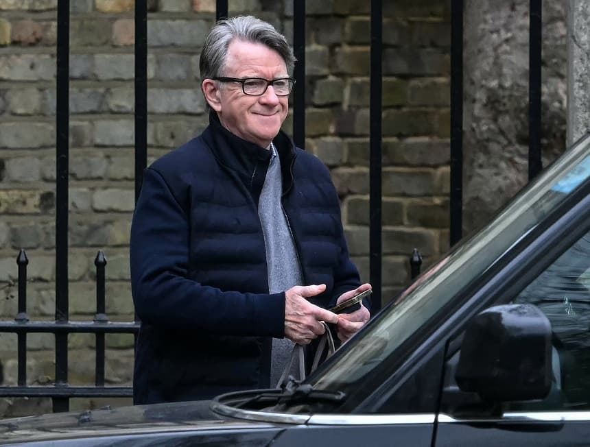 El exembajador del Reino Unido en Estados Unidos, Peter Mandelson, es fotografiado al salir de su residencia en el centro de Londres el 21 de febrero de 2026. (JUSTIN TALLIS / AFP a través de Getty Images)