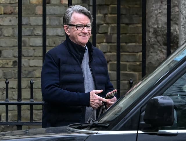 El exembajador del Reino Unido en Estados Unidos, Peter Mandelson, es fotografiado al salir de su residencia en el centro de Londres el 21 de febrero de 2026. (JUSTIN TALLIS / AFP a través de Getty Images)