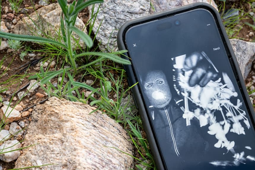 El presunto secuestrador de Nancy Guthrie aparece en la cuenta X del director del FBI, Kash Patel, en un teléfono celular, en Tucson, Arizona, el 10 de febrero de 2026. (Brandon Bell/Getty Images)