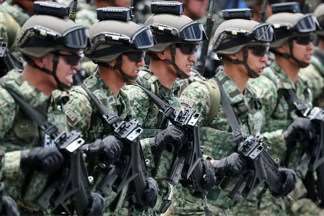 Soldados del Ejército Mexicano desfilan durante el desfile militar el 16 de septiembre de 2025 en la Ciudad de México, México. (Héctor Vivas/Getty Images)