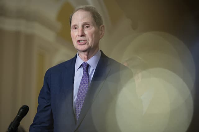 El senador estadounidense Ron Wyden (D-OR) habla con los periodistas tras el almuerzo semanal sobre política del Senado demócrata celebrado en el Capitolio de los Estados Unidos el 6 de mayo de 2025 en Washington D. C. Los senadores hablaron sobre diversos temas, entre ellos la semana de la pequeña empresa. (Kayla Bartkowski/Getty Images).