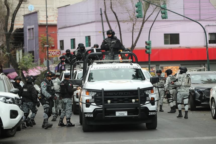 Integrantes de la Guardia Nacional resguardan la zona donde trasladaron el cuerpo de Nemesio Rubén Oseguera Cervantes, alias 'El Mencho', líder del Cártel Jalisco Nueva Generación (CJNG) abatido este domingo, en Ciudad de México. México enfrenta una escalada de violencia, con incendios y bloqueos, en al menos 16 de sus 32 estados, tras el abatimiento de uno de los capos más buscados, El Mencho, líder del Cartel de Jalisco Nueva Generación (CJNG), en un operativo con inteligencia de EE.UU., en medio de la creciente presión de Washington para combatir el tráfico de droga. (EFE/ Mario Guzmán)