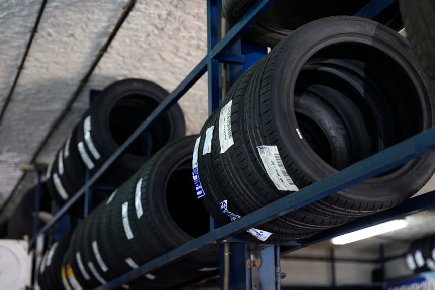 Vista de varios neumáticos en un taller mecánico. Imagen de archivo. (EFE/ Zipi)